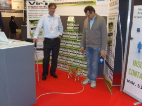 Clicca per ingrandire l'immagine ed ammirare il magnifico Billy in visita al nostro stand, sulla sinistra l'ing. Gianfranco Tonello e alla destra il cortese padrone di Billy...